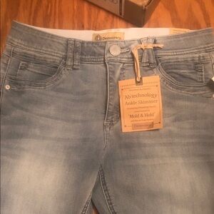 Democracy Women's Light Wash Ankle Jeans